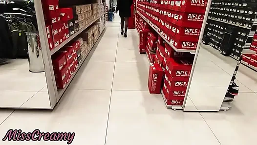 Külotsuz ve ayakkabı mağazasında çoraplı teşhirci üvey kızım