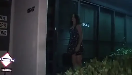 Orta yaşlı seksi kadın bu azgın adamı memnun etmek için ağzını kullanıyor