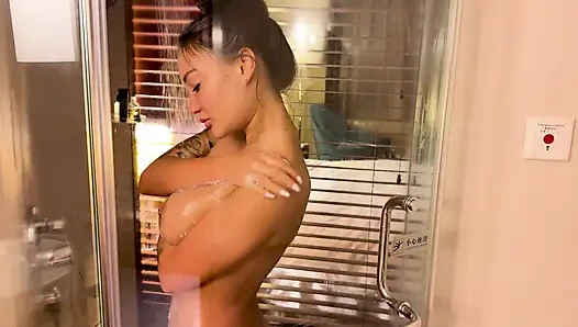 Monika Fox duşta evde mastürbasyon yapıyor