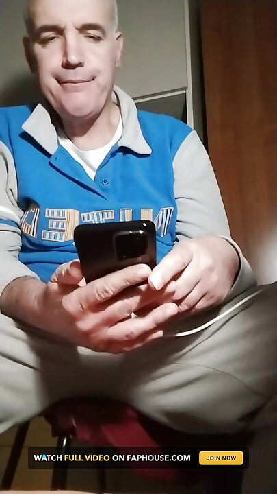 Η απορροφημένη ευχαρίστηση του να τινάζει τον κόκορα του με καθαρή ευχαρίστηση!