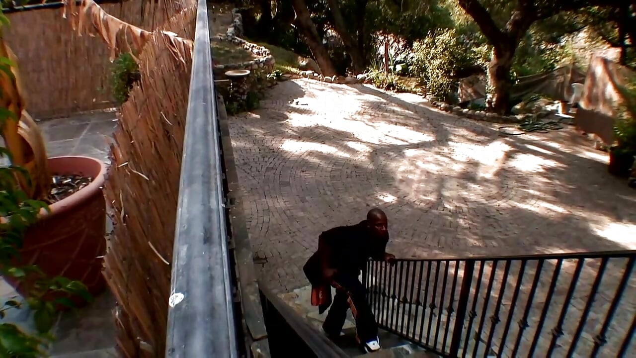 Un tip negru o surprinde pe o doamnă albă făcând un duș și își scoate pula mare