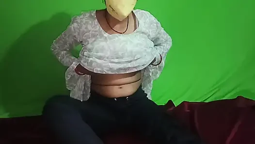 Sudha Bhabhi, a resident of Lucknow, took off her frock and showed off her frock.