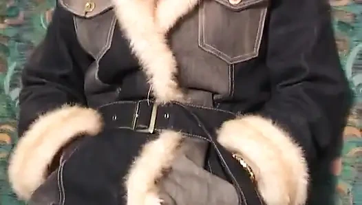 Sevimli kızıl saçlı kız aşk deliğini parmaklıyor