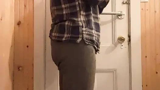 Hana Nimmt Eine Tasse Wasser, Putzt Ihre Muschi Im Badezimmer