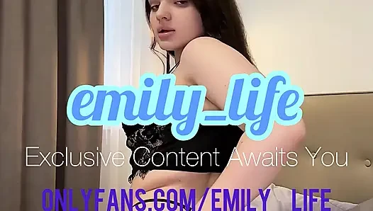 Горячая крошка-брюнетка показывает свои большие сиськи Emily_Life