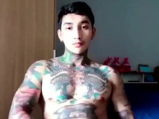 Азиатская татуированная спортсменка с большим хуем на камеру (32 '')