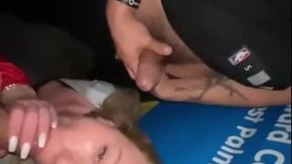 Une blonde suce deux bites en public