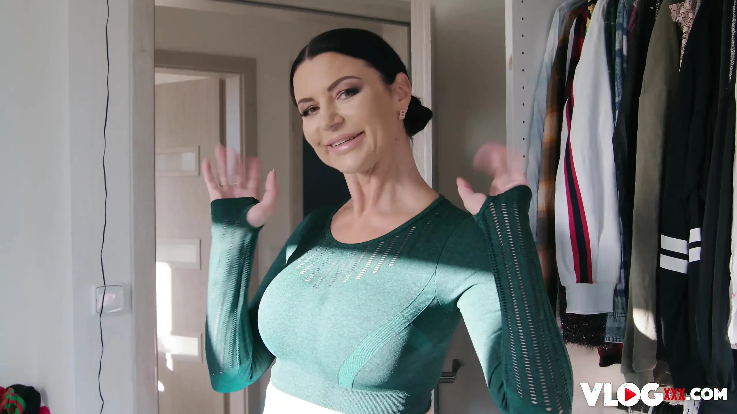 Penggambaran bertetek besar MILF Ania Kinski berakhir dengan tunggangan batang