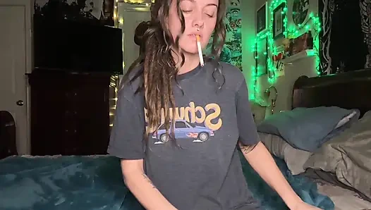 Rauchende fetisch-masturbation - tropfende nasse haarige muschi