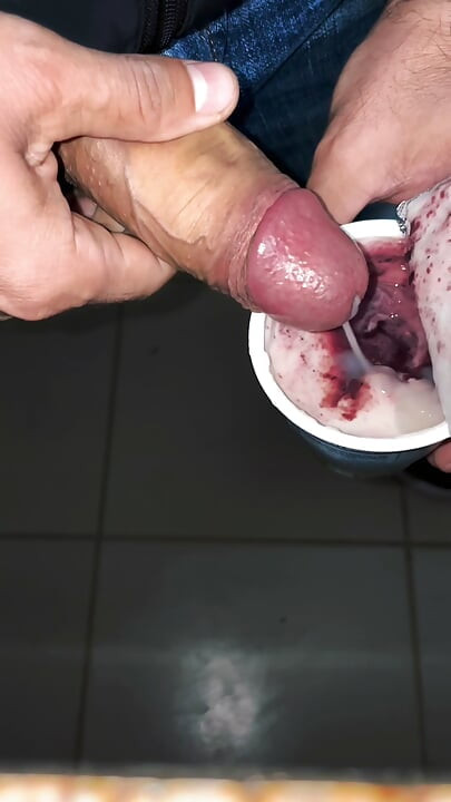 吃自己的精液！！美味！！！