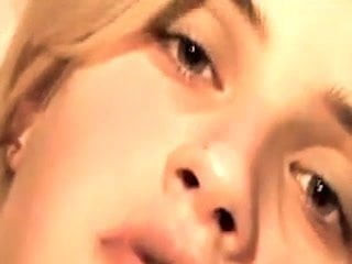 Blonde und ein Stengel