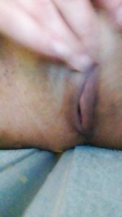 Meando y follando mi coño