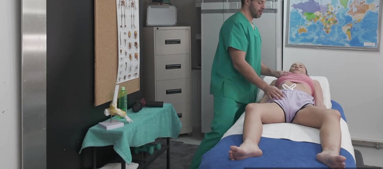 Natürliche latina mit dicken titten, von geiler masseuse gefickt, bekommt drinnen cumshot