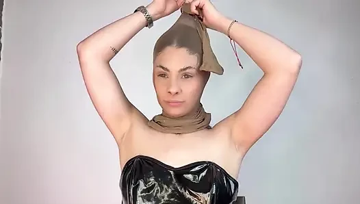 Aku lagi asik muasin memekku pakai stoking ketat ini!