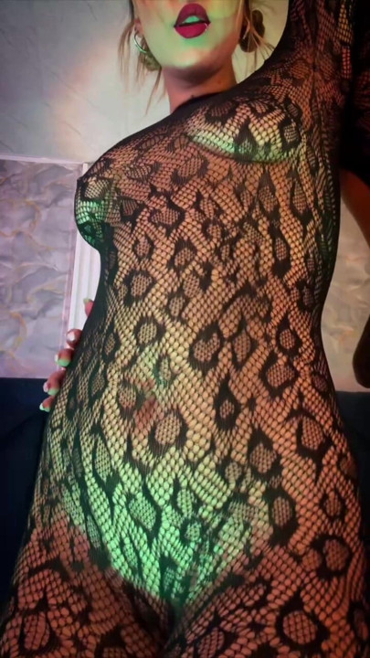 Wild Blonde Vibes with Curves That Steal the Spotlight