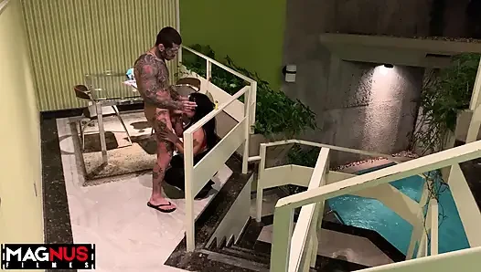 Gadis pendek dengan pantat besar berhubungan seks dengan pria bertato.