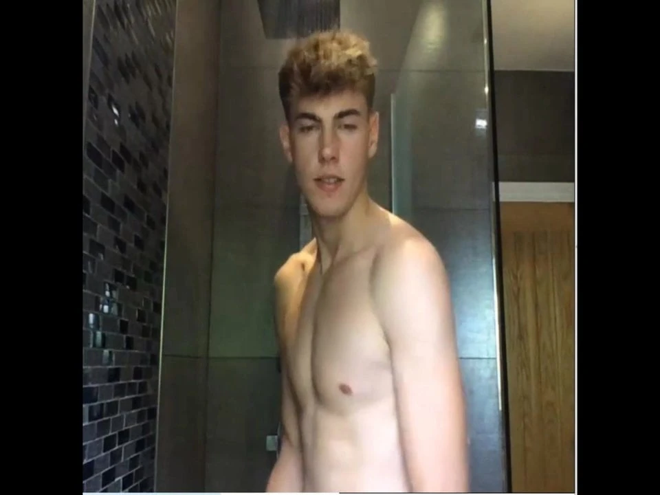Brit Twink принимает душ и дрочит