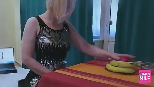 Aç olgun milf için spermle ıslatılmış üzüm