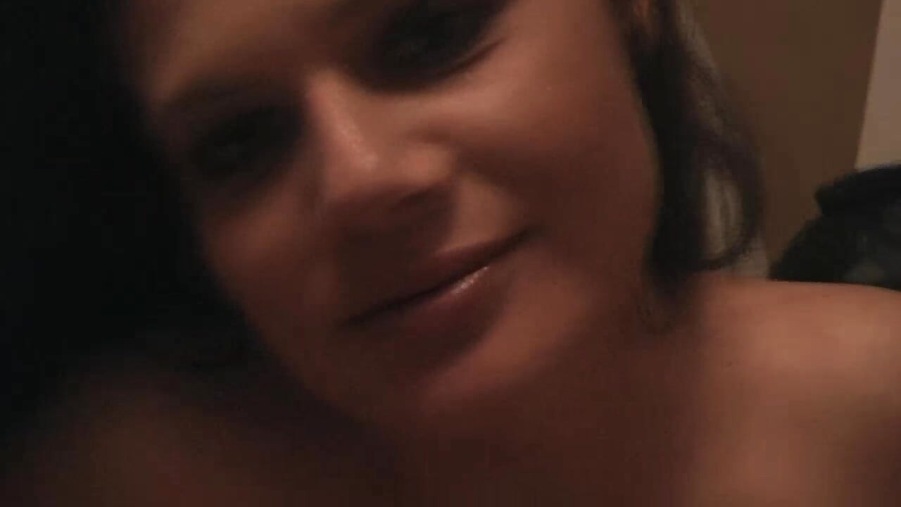 Дівчина отримує камшот в обличчя