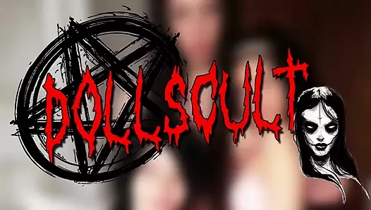 Onu solgun, yumuşak göğüslerime boşaltıyor - dollscult