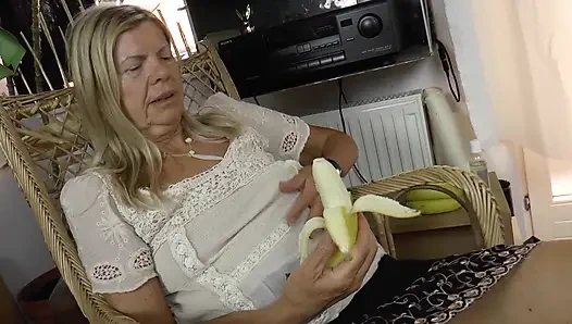 Oma bekommt es selbst mit einer banane und wird dann geleckt