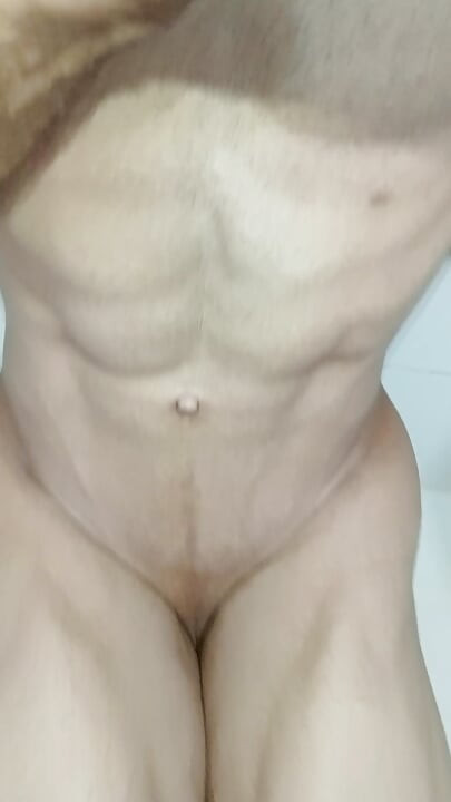 POSLUŠNA FITNESS MASTURBIRA U KUPAONICI PRIJE TUŠIRANJA, SIX PACK, BIG COCK I VENOZA