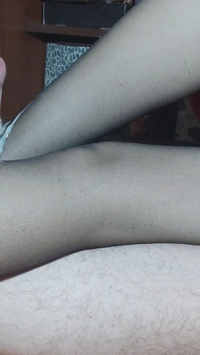 Die Sahne für die sexy Beine meiner asiatischen Frau Alena | Clip 2