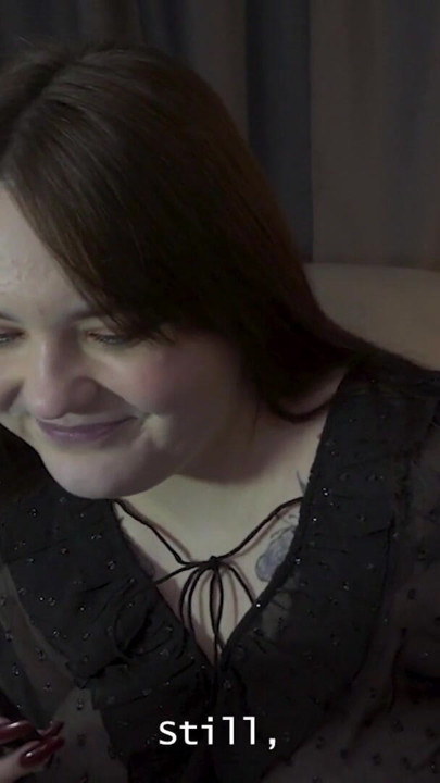 História pornô - Stella sorri com travessuras enquanto fode seu namorado com uma cinta-caralho | Clipe 1