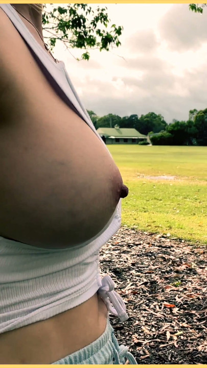 Wifey vai para uma corrida em público, mas fica sem sutiã | Clipe 1
