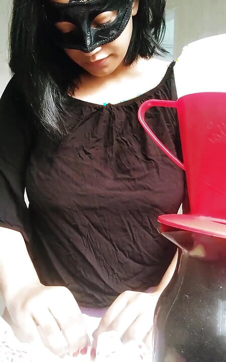 Mamma gör sitt kaffe