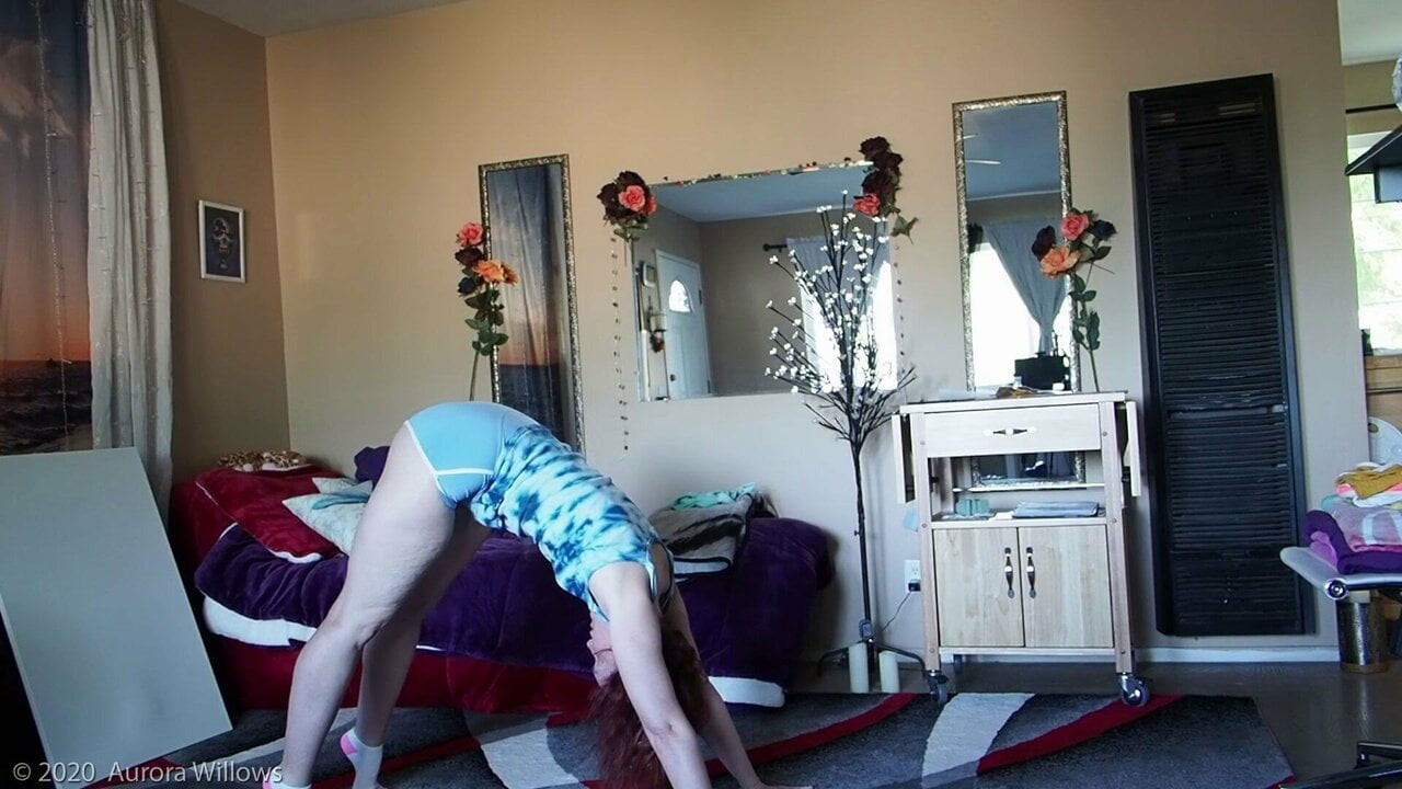Aurora Willows - Cameltoe Yoga Milf
