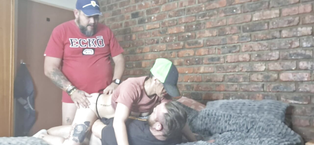 Fodendo marido e amigo em sexo a três