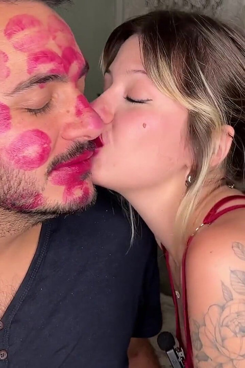 顔中に絶え間なく口紅キスをつける