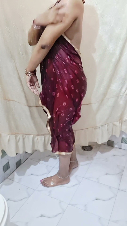 Watching Bengali Bhabhi's cool nude video of bathing will make the penis water come out | Clip 2
