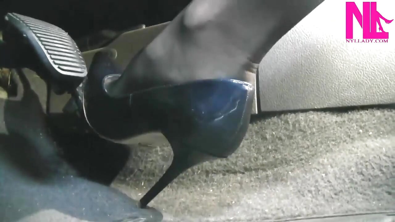 Mengemudi sensual di pattent Blue Buffalo Pompa Super Seksi