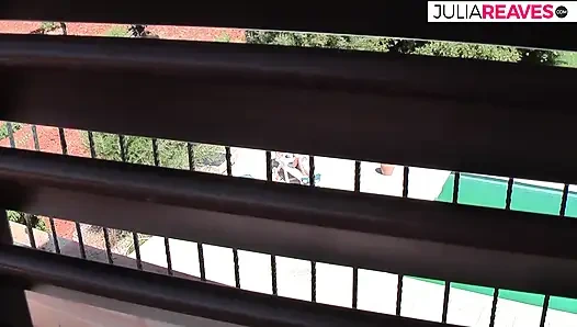 Извращенная пара трахается у бассейна отеля