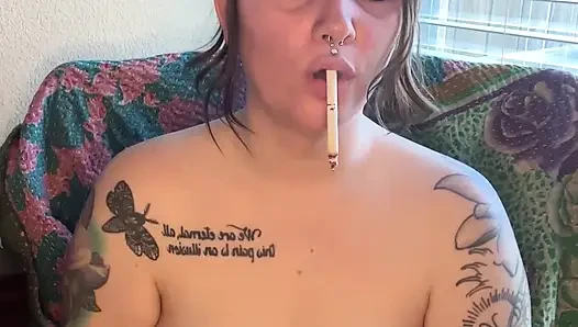 Smoker si cewek gemuk lagi asik masturbasi