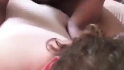 Cewek semok inggris dengan penutup mata ini ngebiarkan aku ngentot pantatku sampai orgasme