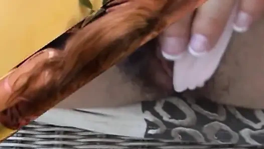 Azgın kaltak sürtük deliklerini sınıra kadar genişletiyor