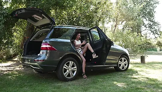 Zwei Männer haben einen Anhalter angefahren