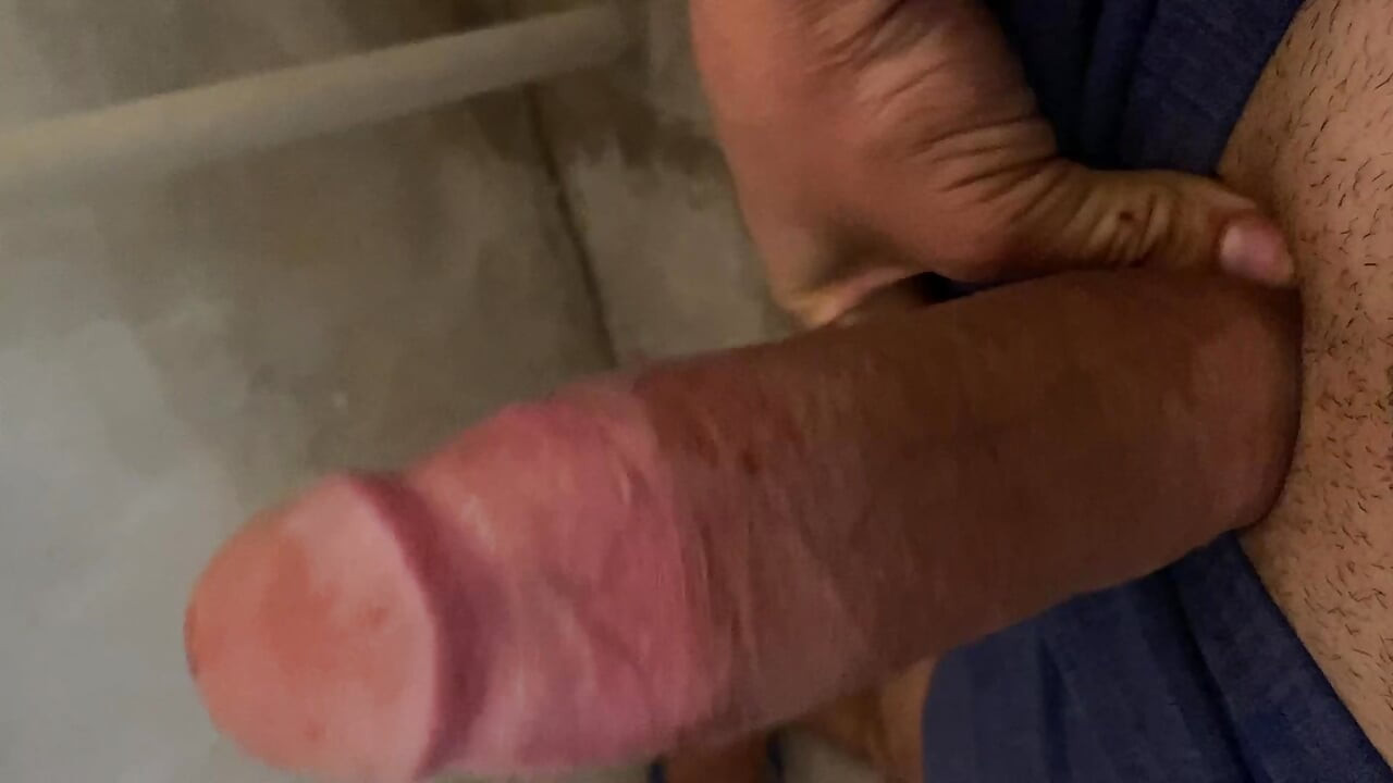 Horny in the toilet I had to cum a lot on the net... GusttaGGoficial