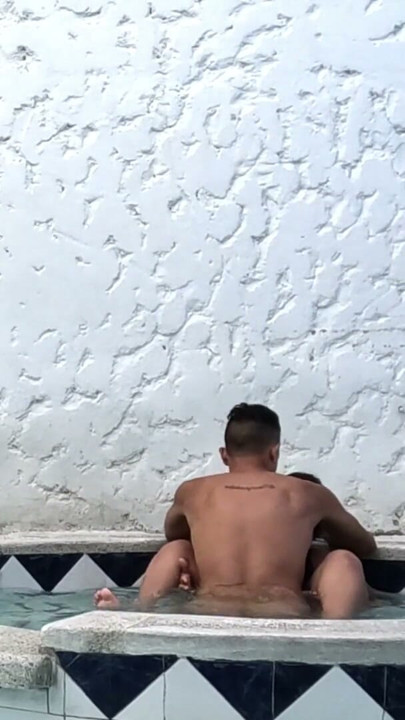 EU DEI UMA FODA ENORME PARA MINHA CUNHADA NA JACUZZI EM UMA CAMINHADA EM FAMÍLIA | Clipe 2