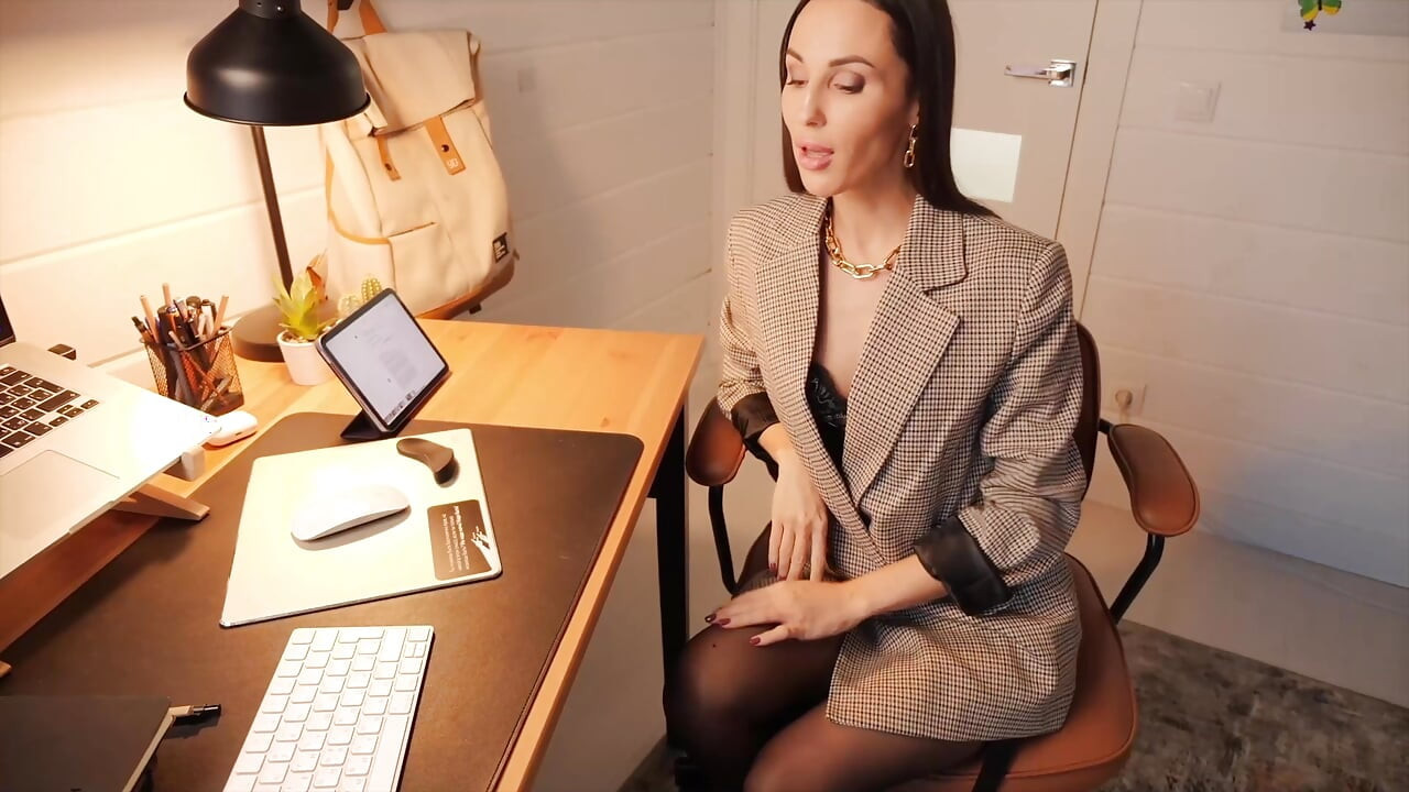 애널 걸레 Lilu Moon의 후장 섹스 레슨 - 쪼이는 엉덩이의 큰 딜도!!