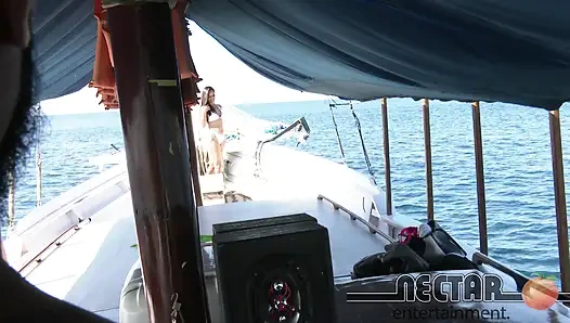 Sandy Cortez Wird Von Einem Riesigen Schwanz Im Luxus-schnellboot Zerstört!