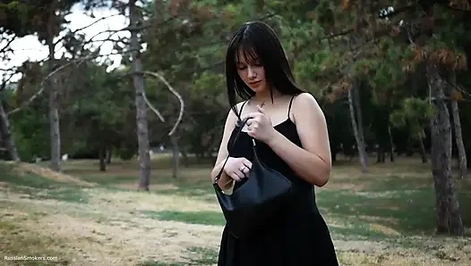 Açık havada 120 mm sigara içiyor