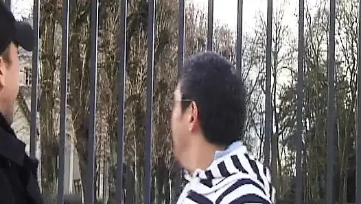 Ngajak cewek binal perancis ngentot dua kontol sebelum dicrot di muka