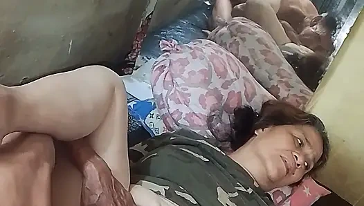 Onu tatmin etmek için yediğimde ıslak amına yaptıklarıma pişman olamaz