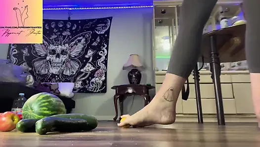 Size 16 Barefoot Fruit Crush Giantess Destruction