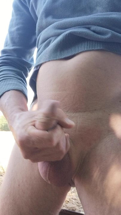 Exhibe pipi et masturbation en campagne