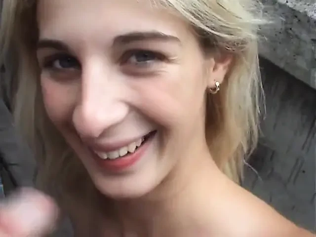 在加油站接一个女孩